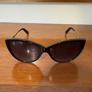 Alexander McQueen - Chic Black Cat-Eye Sunglasses